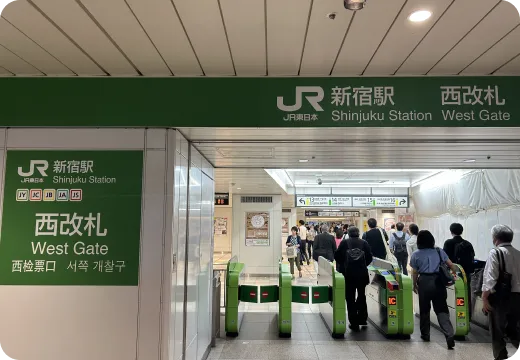 JR新宿駅西改札へ向かいます。