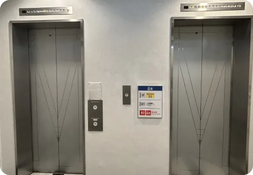 一番奥にあるエレベーターに乗り、5階へ向かいます。