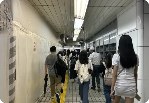 写真の道を直進します。