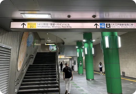 D2出口へ進む階段を上ります。